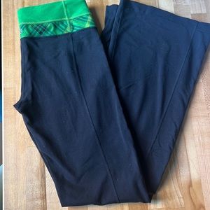 Green Plaid Waistband LuluLemon Flare Leg Low Rise Yoga Pants sz 6